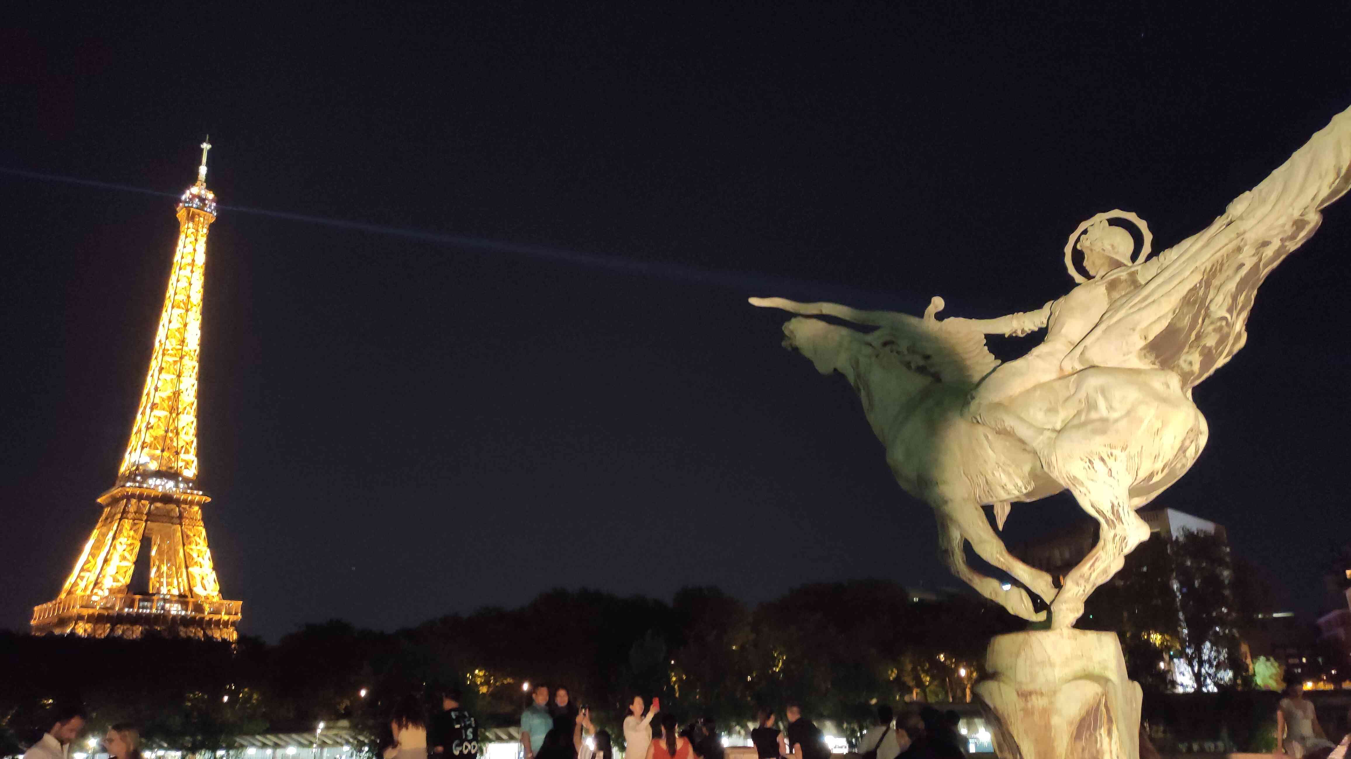 Tour Effiel El Kreim noche