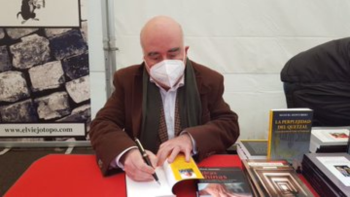 SIGNANT LLIBRES PER SANT JORDI