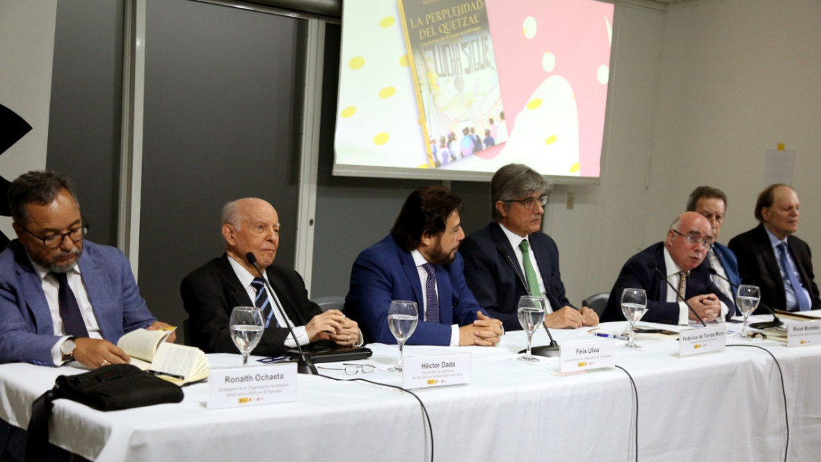 Presentación en El Salvador de La perplejidad del quetzal y lectura del poemario Maquilishuats en flor