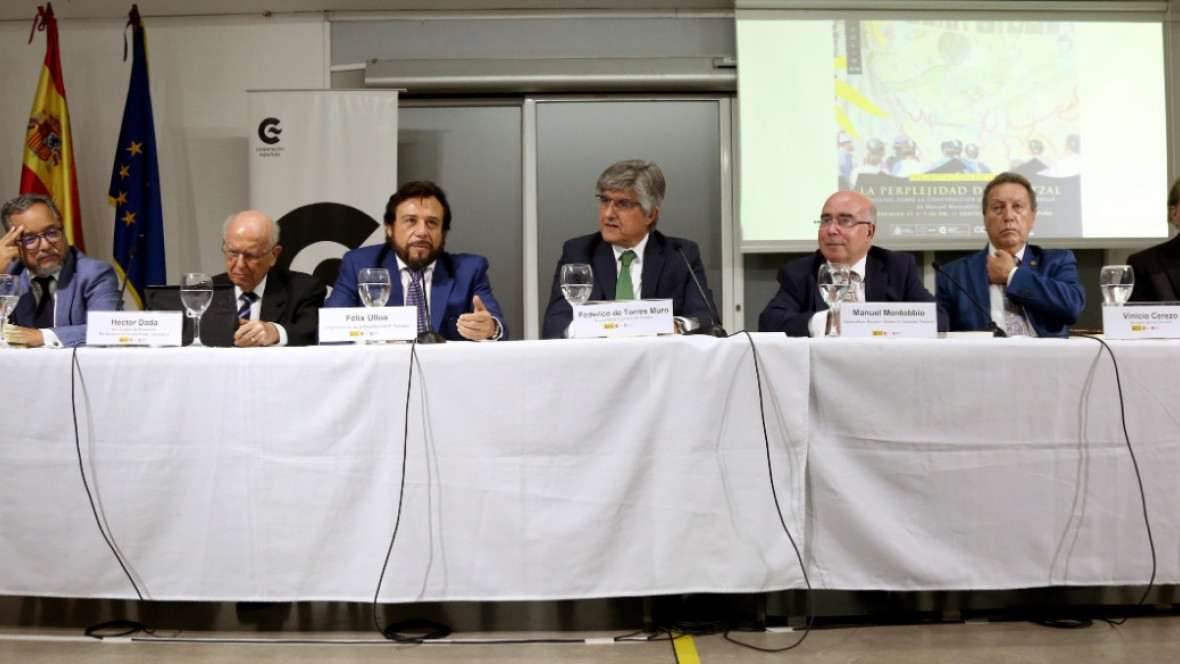 Presentación en El Salvador de La perplejidad del quetzal y lectura del poemario Maquilishuats en flor