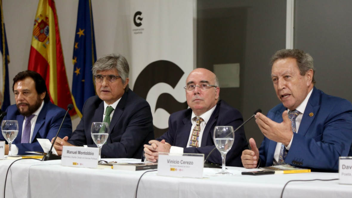 Presentación en El Salvador de La perplejidad del quetzal y lectura del poemario Maquilishuats en flor