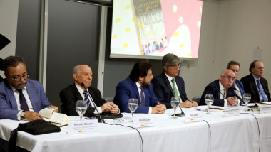 Presentación en El Salvador de La perplejidad del quetzal y lectura del poemario Maquilishuats en flor